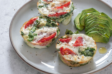 Egg muffins with tomato, spinach and cheese