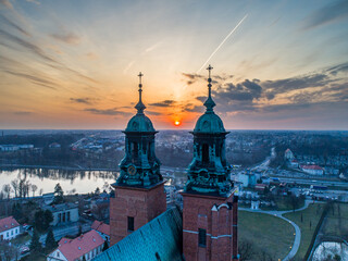 Fototapeta Katedra Gnieźnieńska na tle zachodu słońca obraz