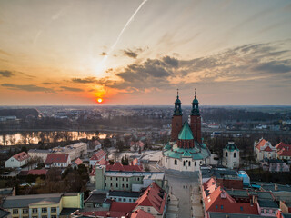 Katedra Gnieźnieńska na tle zachodu słońca  - obrazy, fototapety, plakaty