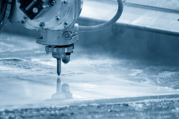 The multi-axis waterjet cutting machine cutting the aluminum plate.