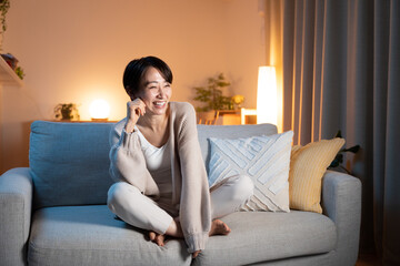 Obraz premium 夜に家でリラックスする女性