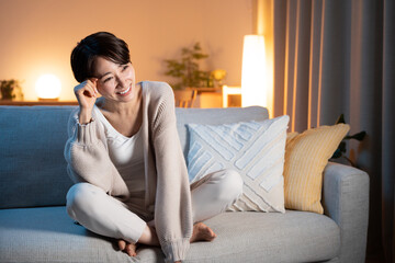 夜に家でリラックスする女性