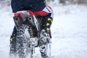 Rally on a sports bike in winter. The front of the sportbike close up. - obrazy, fototapety, plakaty