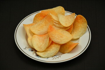 potato chips  on a plate