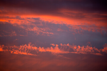 Fototapeta premium Schöner Sonnenuntergang mit dramatischem Wolkenhimmel