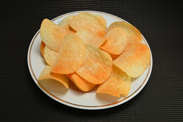 potato chips  on a plate
