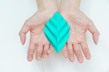 折り紙を持つ女性の手元 