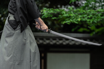 日本刀を構える人物
