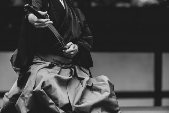 日本刀を構える人物