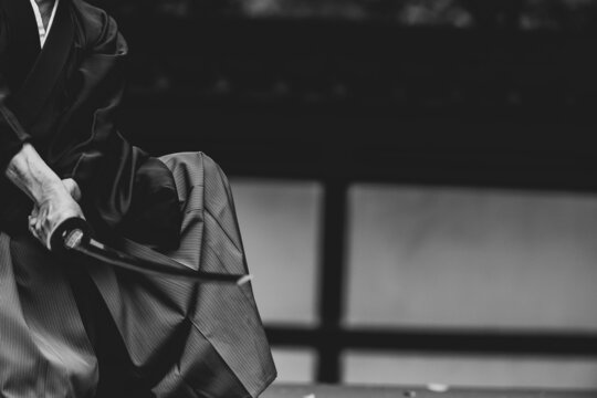 日本刀を構える人物