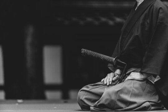 日本刀を構える人物