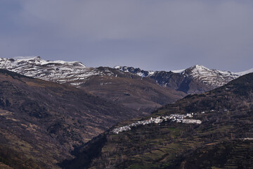 Pueblo en la monta&ntilde;a en Granada