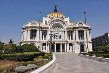 Fototapeta na wymiar Mexico.The Palacio de Bellas Artes (Palace of Fine Arts) is a prominent cultural center in Mexico City.