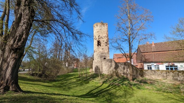 Alte mittelalterliche Stadtmauer mit Turm