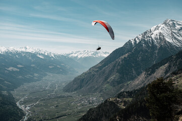 sportliche Tandem Paraglider fliegen in den Bergen von Südtirol, Italien, Meran