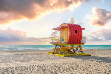 Lifeguard station in miami beach, florida, america, usa at sunset - obrazy, fototapety, plakaty