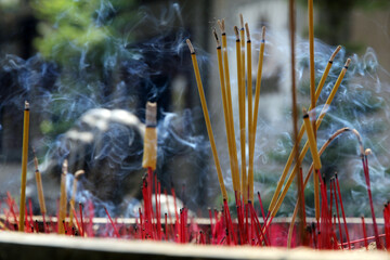 rauchende Räucherstäbchen in Pagode, Buddismus