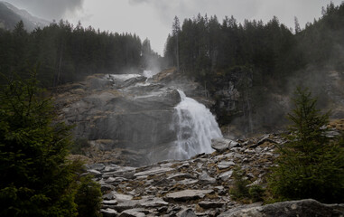Wasserfall in Österreich im Frühling