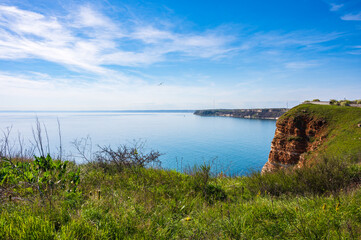 Fototapeta na wymiar Blick über Bulgarische Schwarzmeerküste bei Kaliakra mit Windpark im Hintergrund