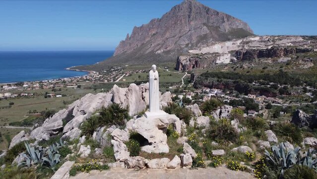 Santuario della madonna a Custonaci, affacciato sul Monte Cofano e la baia di Cornino.