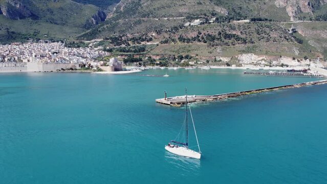 immagine aerea del porto di Castellammare del Golfo, in Sicilia.