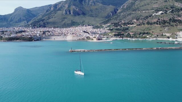 immagine aerea del porto di Castellammare del Golfo, in Sicilia.