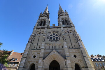 Fototapeta premium Cathédrale Notre Dame de l'Annonciation, construite au 15eme siecle, vue de l'extérieur, ville de Moulins, département de l'Allier, France