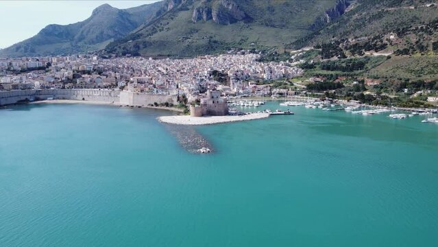 immagine aerea del porto di Castellammare del Golfo, in Sicilia.