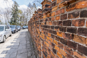 zabytkowy mur średniowieczny w Polsce