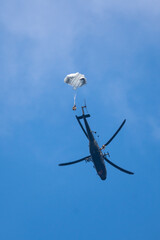 skok spadochronowy z helikoptera