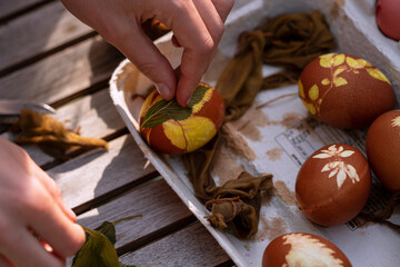 Die Eier werden in Zwiebelwasser eingefärbt und nun wird die Dekoration heruntergenommen damit man die Verfärbung sieht