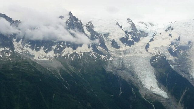 Massif du Mont Blanc et glacier des Bossons par temps d'hiver.
