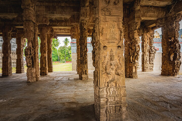Thirukalukundram is known for the Vedagiriswarar temple complex, popularly known as Kazhugu koil...
