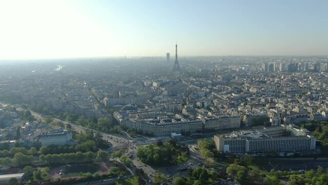 Paris dans la lueur du lever de soleil film&eacute; par drone