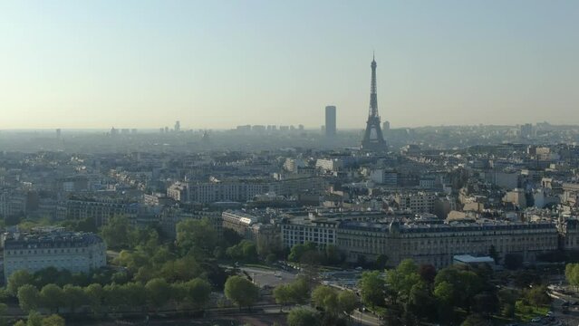 Paris dans la lueur du lever de soleil film&eacute; par drone