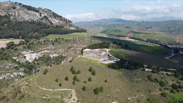 immagine aerea dell'antico tempio di Segesta, in Sicilia.