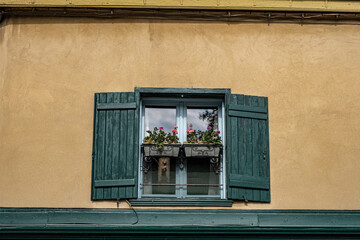 Fenster mit Fensterladen eines alten Hauses in Amiens (Frankreich)