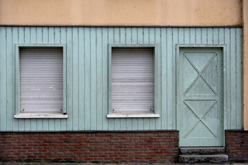 Fototapeta na wymiar Geschlossene Fenster eines alten Hauses in Amiens (Frankreich)