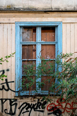 Fototapeta na wymiar Fenster eines unbewohnten Hauses in Amiens (Frankreich)