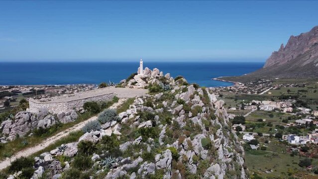Santuario della madonna a Custonaci, affacciato sul Monte Cofano e la baia di Cornino.