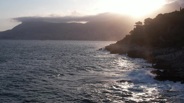grosses vagues sur la M&eacute;diterran&eacute;e au coucher du soleil - Alpes-Maritimes C&ocirc;te d'Azur 