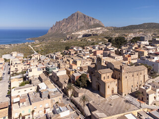 Immagine aerea di Custonaci, in Sicilia, con la sua bellissima cattedrale. 