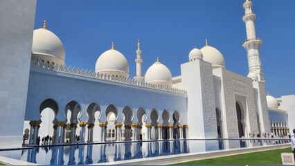 Fototapeta na wymiar sheikh zayed grand mosque dubai blue sky