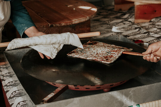 Preparing the cooked pancake for service by cutting it. SELECTİVE FOCUS