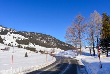 Fototapeta na wymiar Route 11 in Ormont-Dessous im Bezirk Aigle des Kantons Waadt in der Schweiz