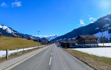 Route 11 bei Rougemont VD im Bezirk Riviera-Pays-d’Enhaut im Schweizer Kanton Waadt