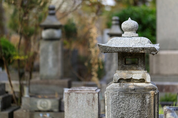 墓の古い石灯籠