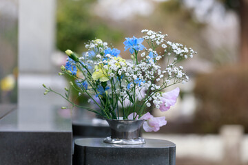 墓に手向けられた花