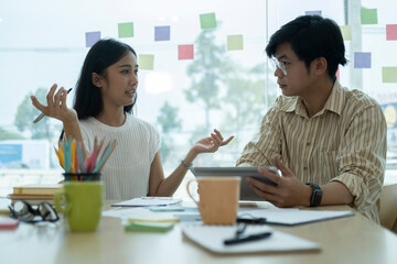 Obraz premium Young businesspeople discussing and planning startup project together.