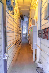 Naklejka premium Narrow pathway in between two residential buildings in San Francisco, California